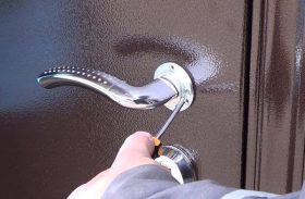 Замена дверной ручки металлической двери в Костроме