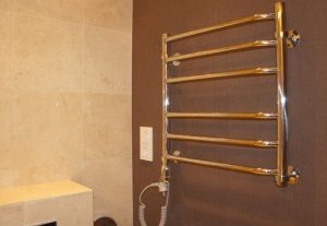 Установка электрического полотенцесушителя в ванной в Костроме